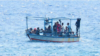 Un bateau de migrants atteint le port de Lampedusa, le 9 août 2020. Crédit : Ansa