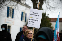 Le 25 février, lors d'une manifestation à Saint-Brevin-les-Pins (Loire-Atlantique), où doit être construit un centre d'accueil de demandeurs d'asile. (Emmanuelle Pays/Hans Lucas)