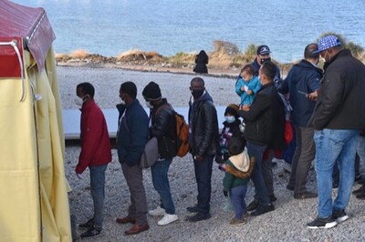 Des réfugiés attendent devant le centre de détention de Moria à Lesbos (Grèce), le 5 décembre 2021. ANDREAS SOLARO / AFP 