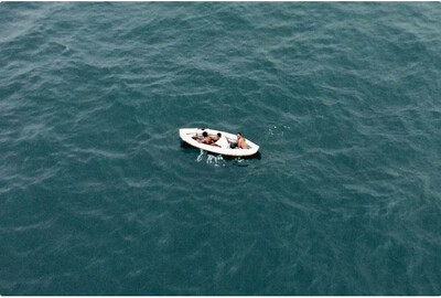  Trois migrants ont été retrouvés en état d'hypothermie sur un kayak. • © PRÉFECTURE MARITIME DE LA MANCHE ET MER DU NORD