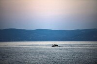 Un bateau pneumatique avec des migrants à son bord, au large de l'île de Lesbos, en mars 2020. (Aris Messinis/AFP) 