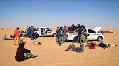 Des migrants, nigériens et nigérians pour la plupart, se reposent pendant leur voyage jusqu'à la frontière libyenne. (SOULEYMANE AG ANARA / AFP)