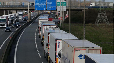 Des camions à Calais en direction du Royaume-Uni. Crédit : Reuters