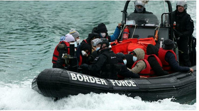 Les migrants arrivent au port de Douvres à bord d'un navire de la Border Force après avoir été secourus lors de la traversée de la Manche, à Douvres, le 10 janvier 2022. Crédit : Reuters
