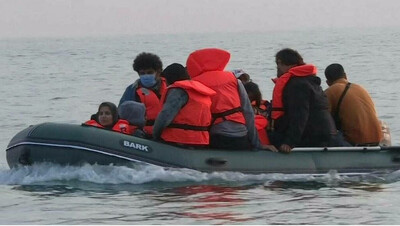  Un bateau de migrants traverse la Manche en direction du Royaume-Uni qui menace de refouler les migrants vers la France. © 