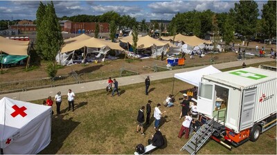 Des équipes de Médecins sans frontières sont déployées dans le centre de Ter Apel, aux Pays-Bas, dimanche 28 août. Crédit : Picture alliance