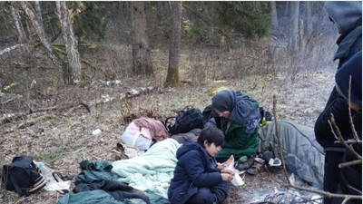 e nombreuses familles avec des enfants tentent toujours de survivre dans la forêt située à la frontière polonaise avec la Biélorussie. Crédit : Gandhi Charity