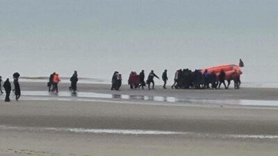 Plusieurs migrants sont montés à bord d’un bateau pneumatique ce jeudi matin, devant de nombreux promeneurs sur la plage de Malo-les-Bains.