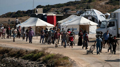 REUTERS/Alkis Konstantinidis | Des réfugiés et des migrants du camp détruit de Moria installés dans un camp temporaire, sur l'île de Lesbos, Grèce, le 16 septembre 2020.