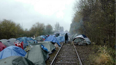 © AP | Un camp de fortune de migrants est installé à Calais, dans le nord de la France, le 27 novembre 2021.