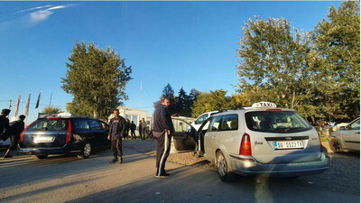Un ballet ininterrompu de taxis est visible tous les jours devant le centre pour migrants de Subotica, près de la frontière hongroise. Crédit : InfoMigrants