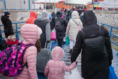 Des réfugiés ukrainiens, dont une majorité de femmes et d’enfants, au poste-frontière d’Issacea, en Roumanie, le 11 mars 2022. EDOUARD ELIAS POUR « LE MONDE »