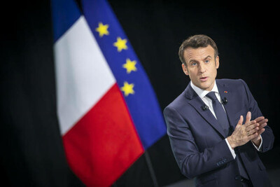 Emmanuel Macron, candidat à sa réélection, présente son programme lors d’une conférence de presse à Aubervilliers (Seine-Saint-Denis), jeudi 17 mars 2022. JEAN-CLAUDE COUTAUSSE POUR « LE MONDE »