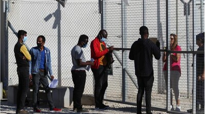 Des demandeurs d'asile devant un centre d'accueil près de Nicosie, le 9 novembre 2021. Crédit : Reuters