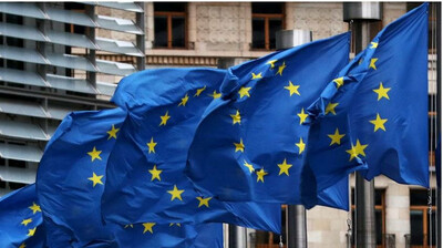 Des drapeaux européens devant le siège de la Commission européenne, à Bruxelles. Crédit : Reuters