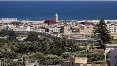 Une photo montrant une vue de la clôture frontalière séparant le Maroc et l'enclave nord-africaine espagnole de Melilla, près de la ville marocaine de Nador, le 25 juin 2022. (FADEL SENNA / AFP)