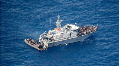 Une vedette des garde-côtes libyens en mer Méditerranée. Crédit : compte Twitter des garde-côtes libyens