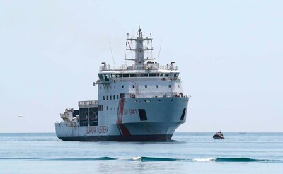 Le « Diciotti », navire des gardes-côtes italiens, transporte des migrants vers le port sicilien de Trapani, le 12 juillet. IGOR PETYX / AP