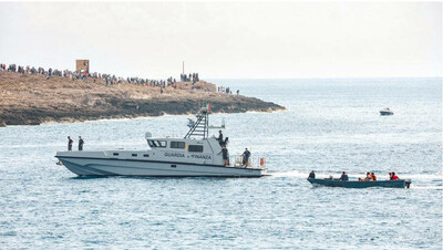 Un bateau de migrants arrive sur l'île italienne de Lampedusa, en octobre 2021. Crédit : Sea Watch 