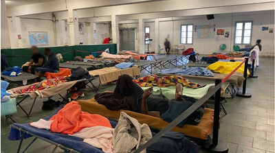 Les migrants se reposent dans le centre Pausa, à Bayonne. Crédit : InfoMigrants