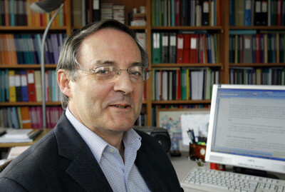 François Héran, le 4 février 2010 à Paris dans son bureau. PATRICK KOVARIK / AFP