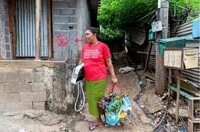 À Majicavo, une femme déménage ses effets dans le bidonville « Talus 2 », dont la démolition était prévue par l’opération Wuambushu, avant que la justice ne suspende son évacuation le mardi 25 avril. © Morgan Fache / AFP.