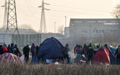 Un camp de migrants est évacué par la police, le 21 février 2019, à Calais. AFP/Philippe Huguen