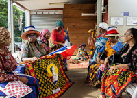 Des membres du Collectif des citoyens de Mayotte bloquent l’entrée du centre de consultation et de soins de Jacaranda, à Mamoudzou, la capitale économique de Mayotte, le 25 mai 2023. MORGAN FACHE POUR « LE MONDE »