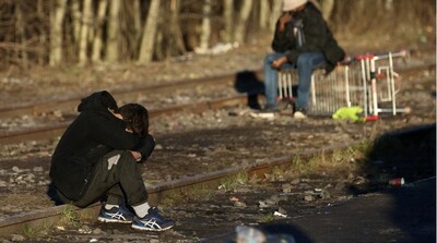 Un jeune homme dans un camp d'exilés, près de Dunkerque, le 13 janvier 2022. Crédit : Reuters