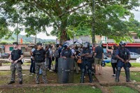 Les forces de l’ordre sécurisent un point presse du préfet de Mayotte, Thierry Suquet, dans le village de Tsoundzou où des heurts ont éclatés la veille entre des habitants du village et la CRS 8. Le 24 avril. MORGAN FACHE / AFP