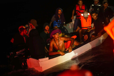 Des migrants originaires de Tunisie, lors d’une opération de sauvetage organisée par l’ONG espagnole Open Arms, au sud de l’île italienne de Lampedusa, le 9 août 2022. FRANCISCO SECO / AP