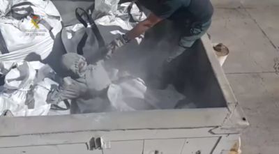 Ce migrant se cachait dans des cendres toxiques à bord d'un navire amarré au port de Melilla, l'une des deux enclaves espagoles situées au nord du Maroc. Crédit : capture d'écran Guardia civil
