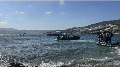 Des migrants secourus en mer Egée arrivent sur l'île de Mykonos, en Grèce, le 19 juin 2022. (HELLENIC COAST GUARD / AFP)