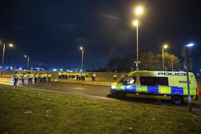 La police devant le Suites Hotel à Knowsley, près de Liverpool, le 10 février. PETER POWELL / AP 