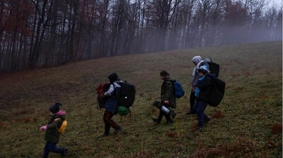 Une famille afghane tente de franchir la frontière entre la Bosnie et la Croatie en décembre 2020. Crédit : picture-alliance
