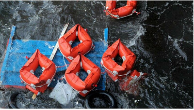Des gilets de sauvetage retrouvés sur le lieu d'un naufrage de l'embarcation (archives). Crédit : Reuters