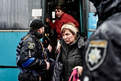 Des réfugiés ukrainiens fuyant leur village, situé dans les territoires occupés par les Russes. Antonin Burat/Le Pictorium/Maxppp