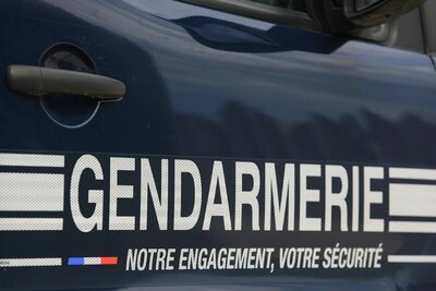  Les gendarmes des Hautes-Alpes ont intercepté un camion avec 33 migrants près de la commune d'Avançon • © MANON CRUZ / MAXPPP