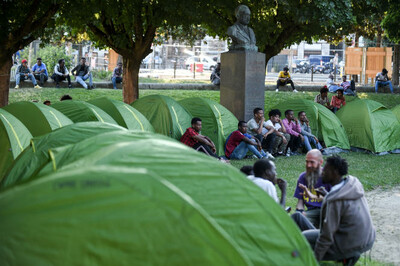Des migrants sont assis près de leurs tentes sur la place Daviais, dans le centre de Nantes, dans le cadre d’une action symbolique, le 3 juillet 2019. SEBASTIEN SALOM-GOMIS / AFP