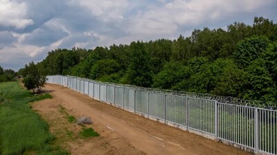 Le mur à la frontière entre la Pologne et la Biélorussie, le 8 juin 2022.  (WOJTEK RADWANSKI / AFP)