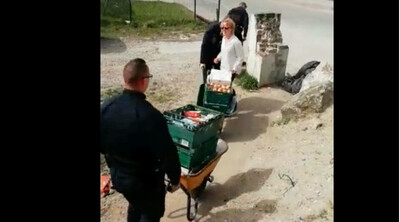 Des policiers confisquent des brouettes pleines de nourriture pour des migrants, mardi 12 avril à Calais. Crédit : Capture d'écran vidéo Calais Food Collective