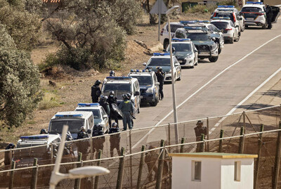 Des membres de la garde civile espagnole à la frontière entre le Maroc et l’enclave de Melilla, le 4 mars 2022. FADEL SENNA / AFP