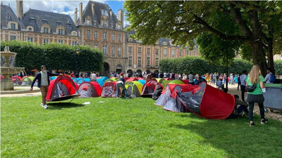 Environ 700 personnes se sont installées jeudi 29 juillet 2021 sur la place des Vosges, à Paris, pour réclamer des solutions d'hébergement pérennes pour les sans-abri. Crédit : InfoMigrants. 