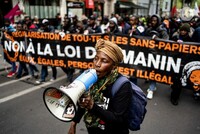 Lors de la manifestation contre la loi immigration à Paris le 29 avril 2023. © Photo Nicolas Liponne / Hans Lucas via AFP