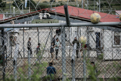 Des demandeurs d’asile arrêtés pour avoir traversé illégalement la frontière entre la Turquie et la Grèce sont retenus en détention à Fylakio, en Grèce, le 14 juin 2021. BYRON SMITH / GETTY IMAGES VIA AFP