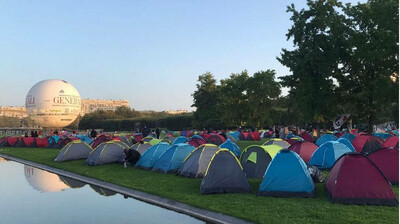 Environ 600 migrants occupent le parc André Citroën, dans le sud de Paris. Crédit : Utopia 56