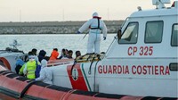 Des migrants débarquent d'un bateau des garde-côtes italiens à Pozzallo en Sicile, le 13 mars 2023. Crédit : Reuters