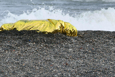 Le corps d’un migrant gît sur la plage de l’enclave espagnole de Ceuta, le 20 mai 2021. ANTONIO SEMPERE / AFP