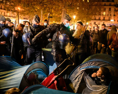 Lors de l’évacuation de la place de la République, lundi 23 novembre, à Paris. Guillaume Herbaut