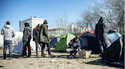 Un campement de migrants à Calais. Crédit : EPA